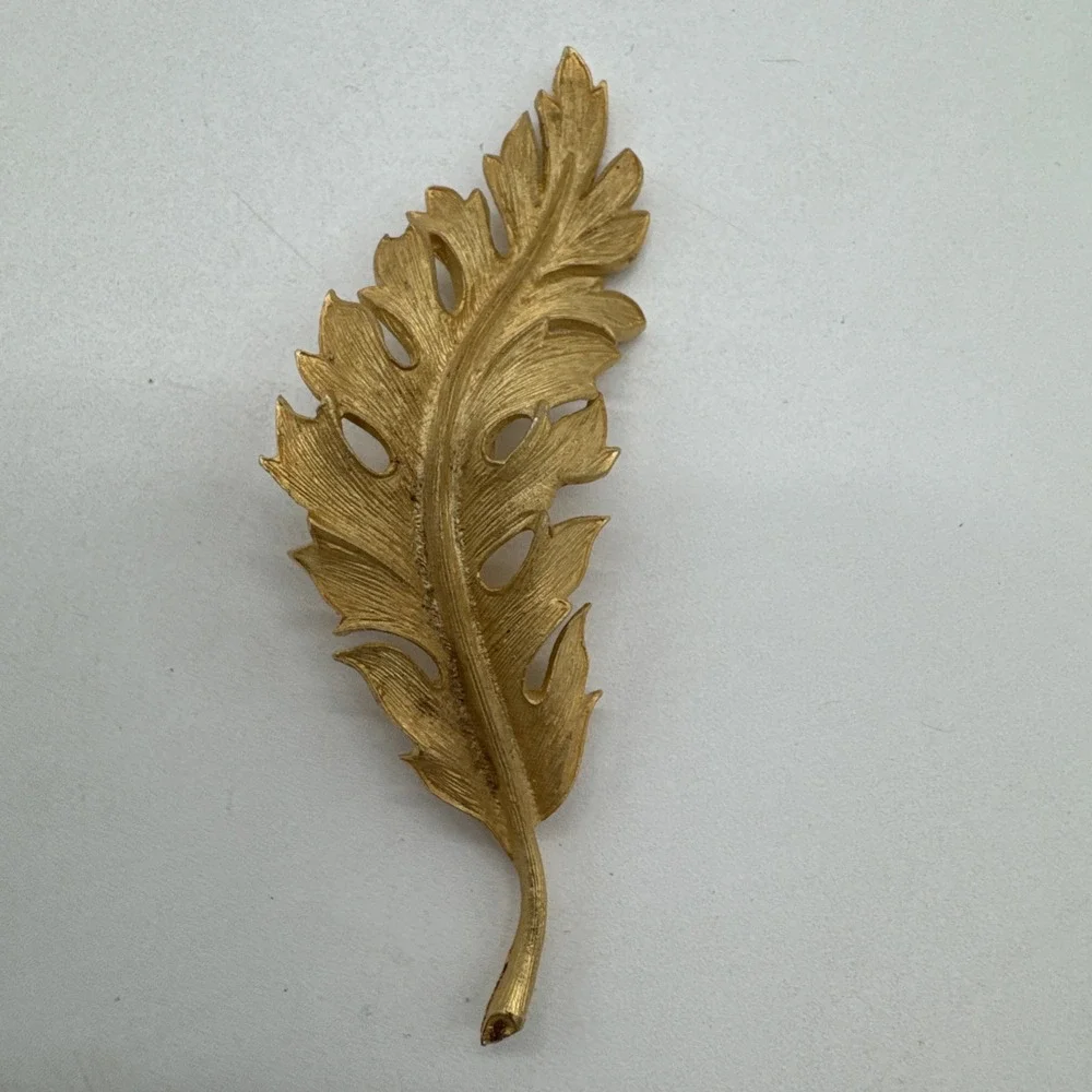 Signed CORO 1961 Vintage Gold Tone Feather Leaf Nature Brooch Pin 3